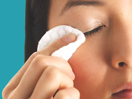 Blepharitis affects eyelid comfort and overall eye hygiene, often causing irritation, redness, and crusting along the lash line. Proper daily care plays a vital role in managing symptoms and maintaining eye health.